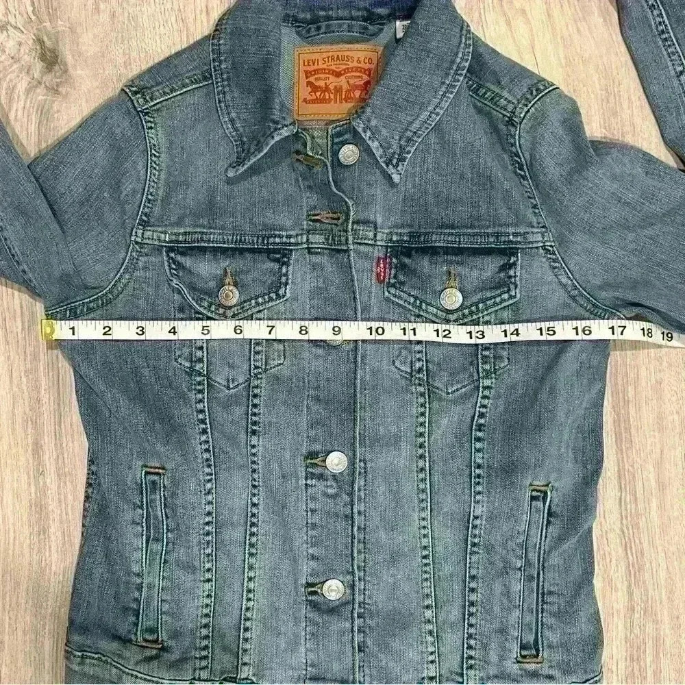 Levi’s Women’s Medium Wash Premium Denim Jean Trucker Jacket Levi Strauss Size S - Picture 6 of 9
